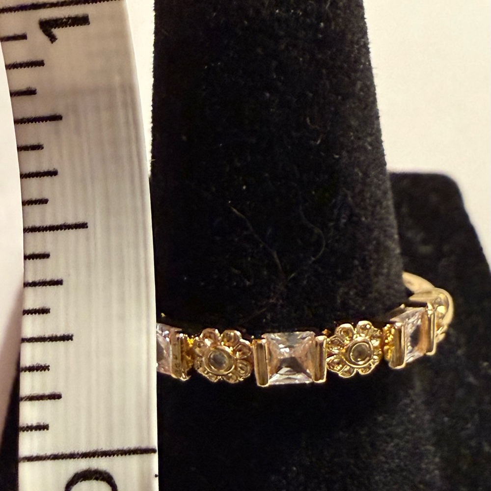 Ring - size 8-8.25 - gold tone w/ clear crystals - tiny daisies - New! - Picture 9 of 10